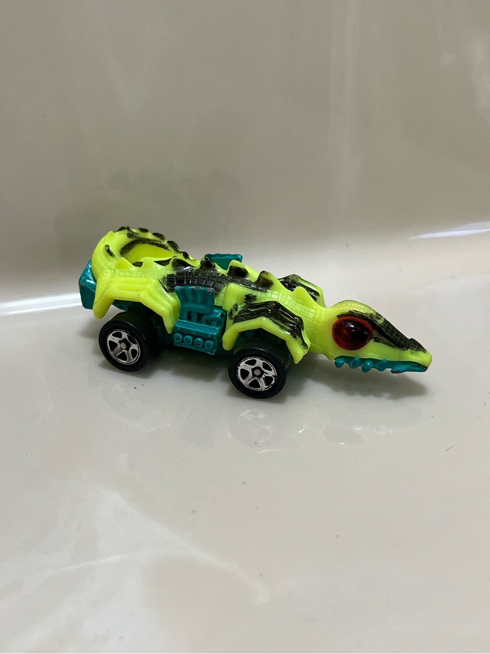 Hot Wheels 1985 Fangster alligator Dino car
